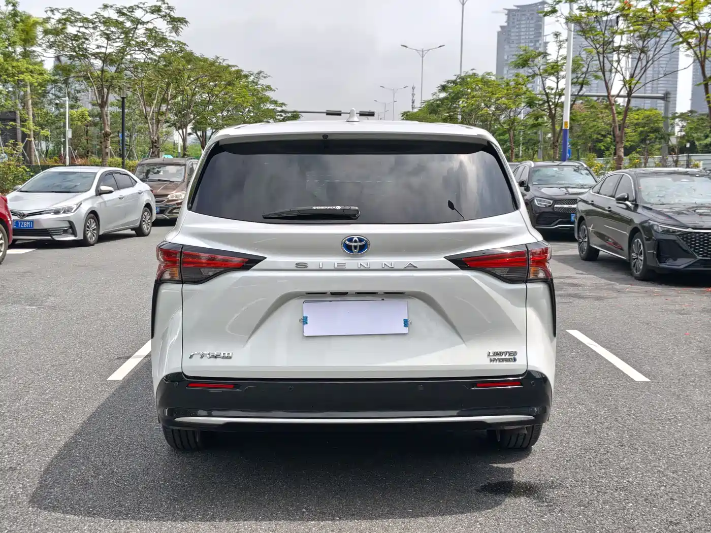 Toyota Sienna 2021 2.5L Hybrid Premium Edition фото 24