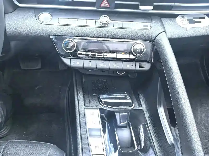 Hyundai Elantra 2023 Model 1.5L CVT LUX Premium Edition фото 5