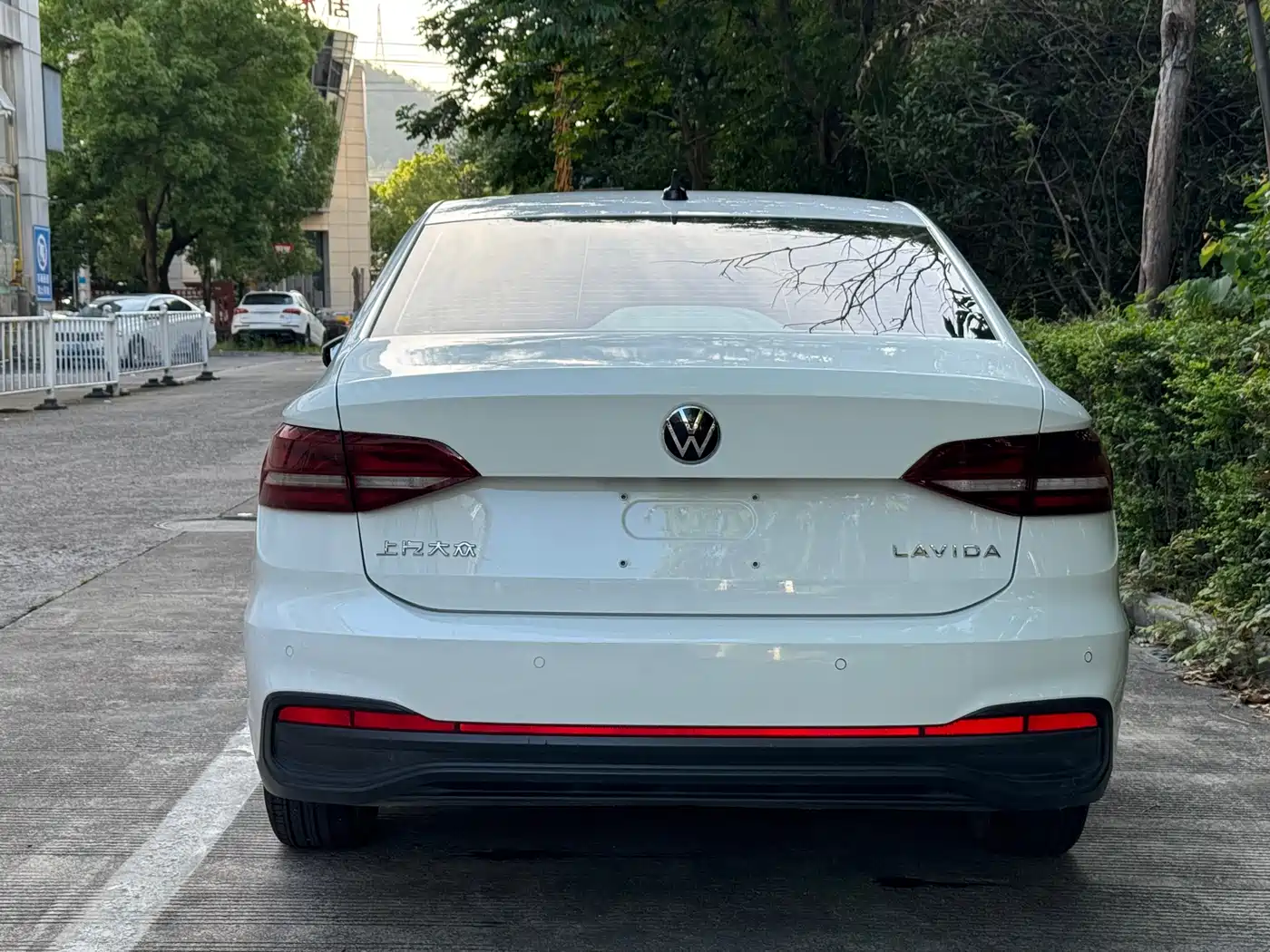 Volkswagen Lavida 2024 Model 1.5L Automatic Full Comfort Edition фото 3