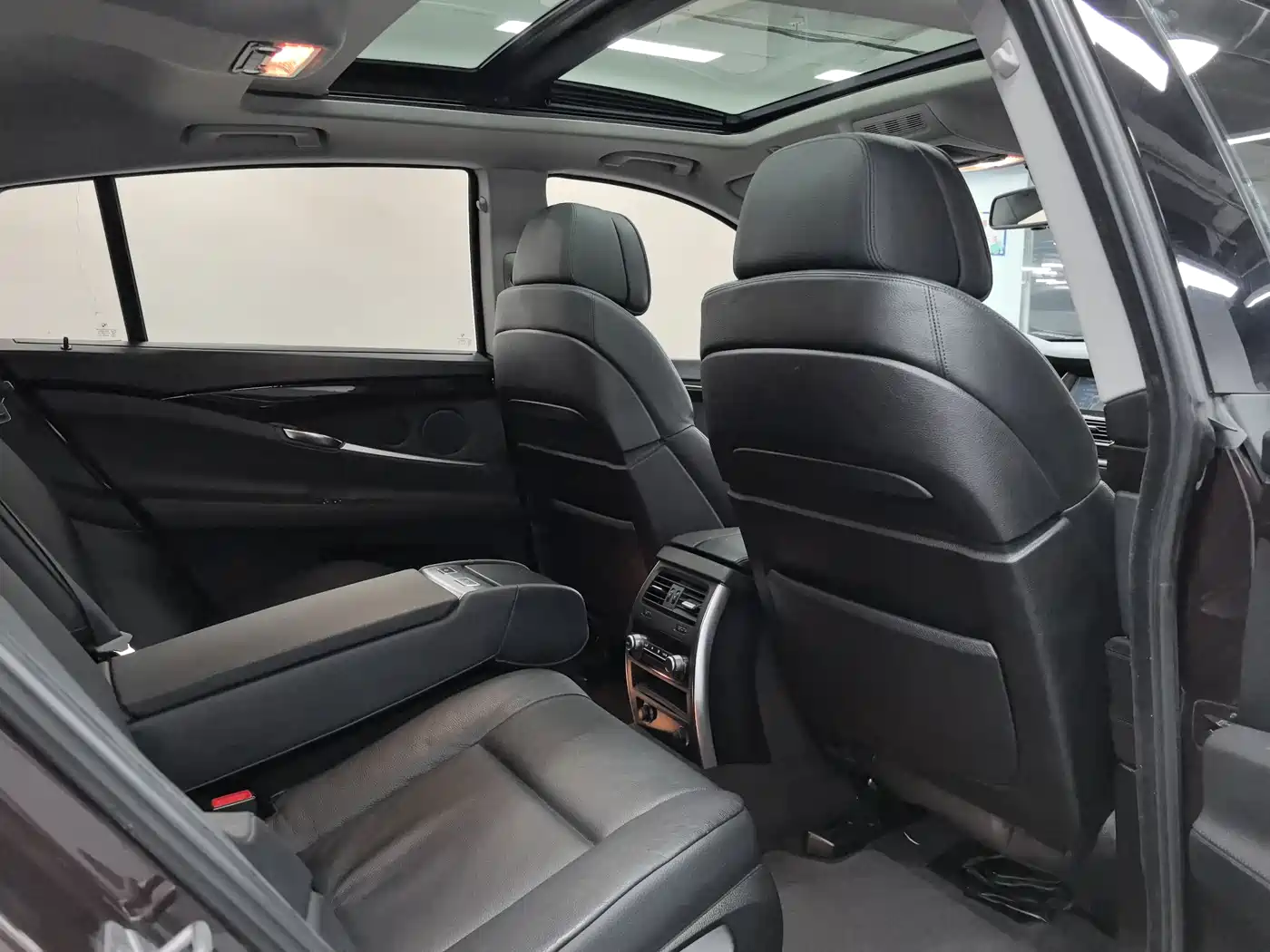 BMW 5 Series GT 2010 535i Leading Model фото 7