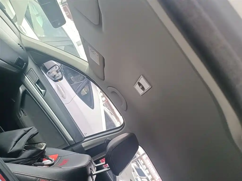 Volkswagen Lavida Tour 2017 1.6L Automatic Trend Edition фото 18