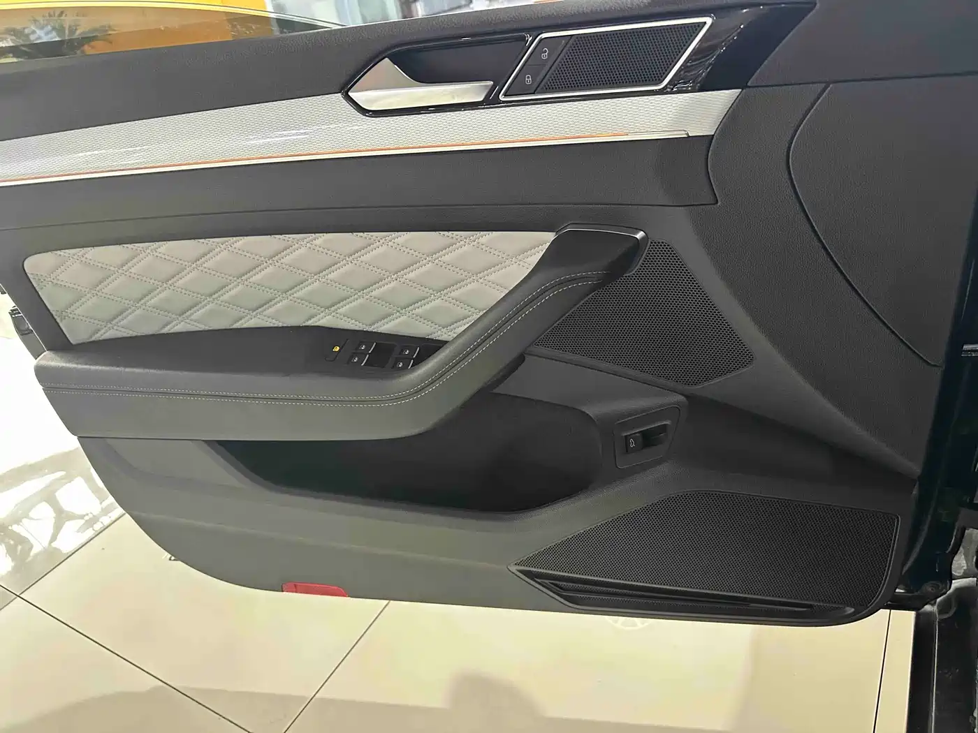 Volkswagen Magotan 2023 Model 2 Million Commemorative Edition 330TSI DSG Luxury фото 4