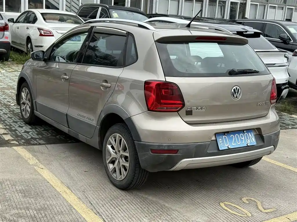 Volkswagen Polo 2014 1.6L Cross Polo Automatic фото 6