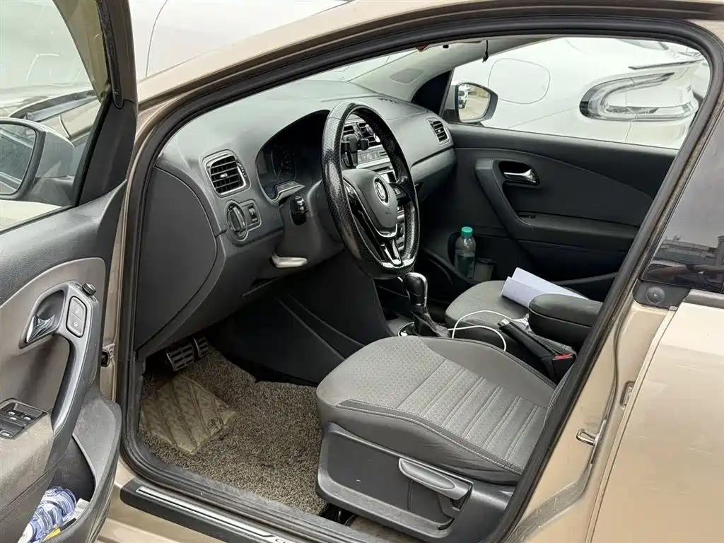 Volkswagen Polo 2014 1.6L Cross Polo Automatic фото 9