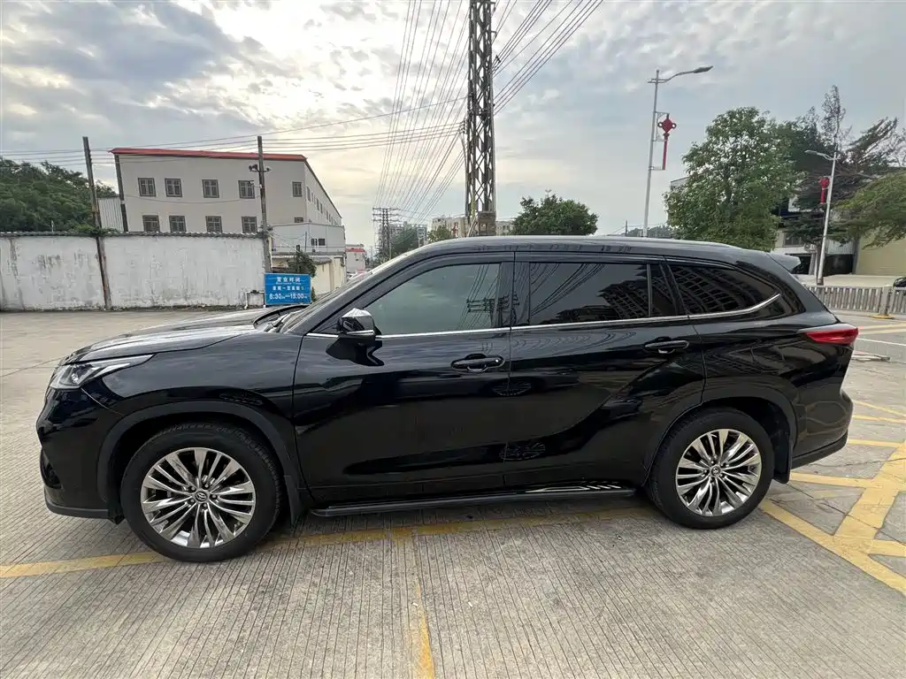 Photo 3 - Toyota Highlander