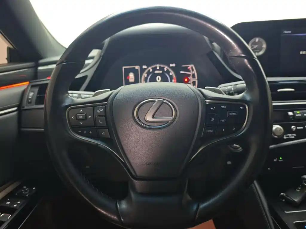 Фото 11 - Lexus ES