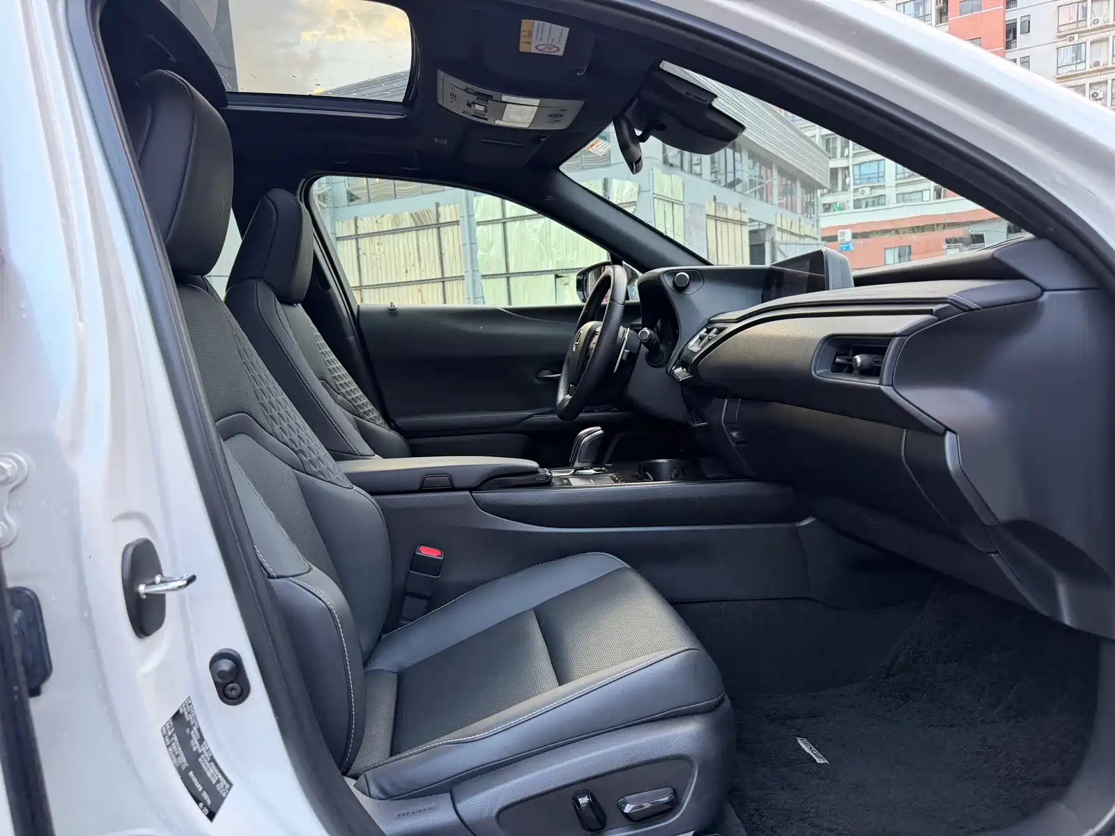 Photo 10 - Lexus UX Electric