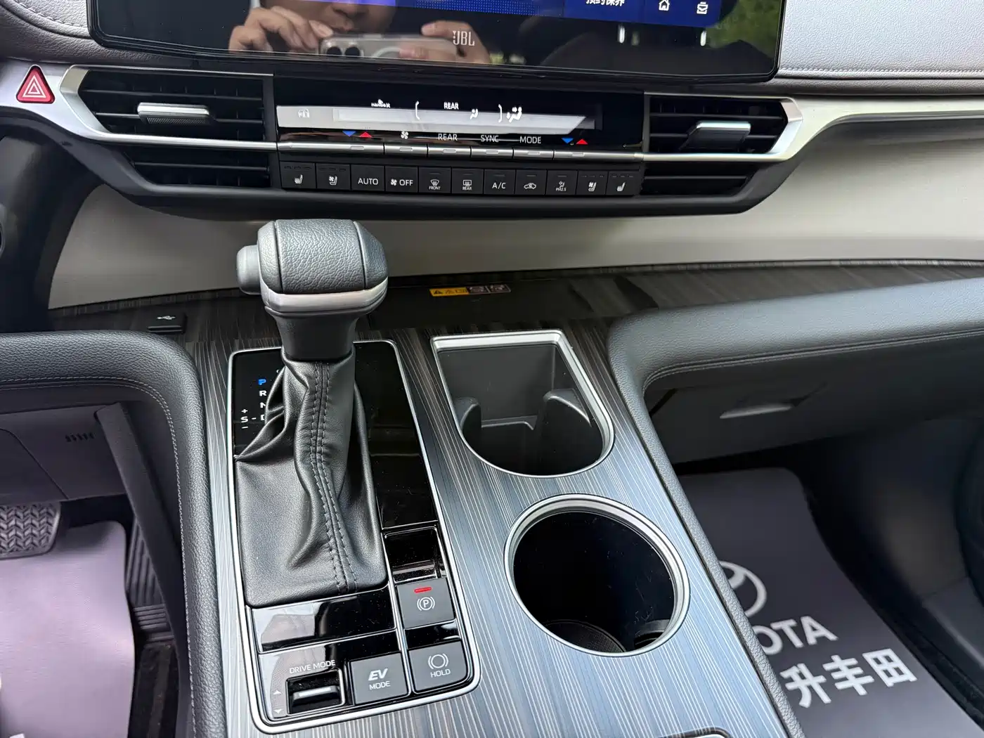 Toyota Granvia 2023 2.5L Hybrid Flagship VIP Edition фото 8