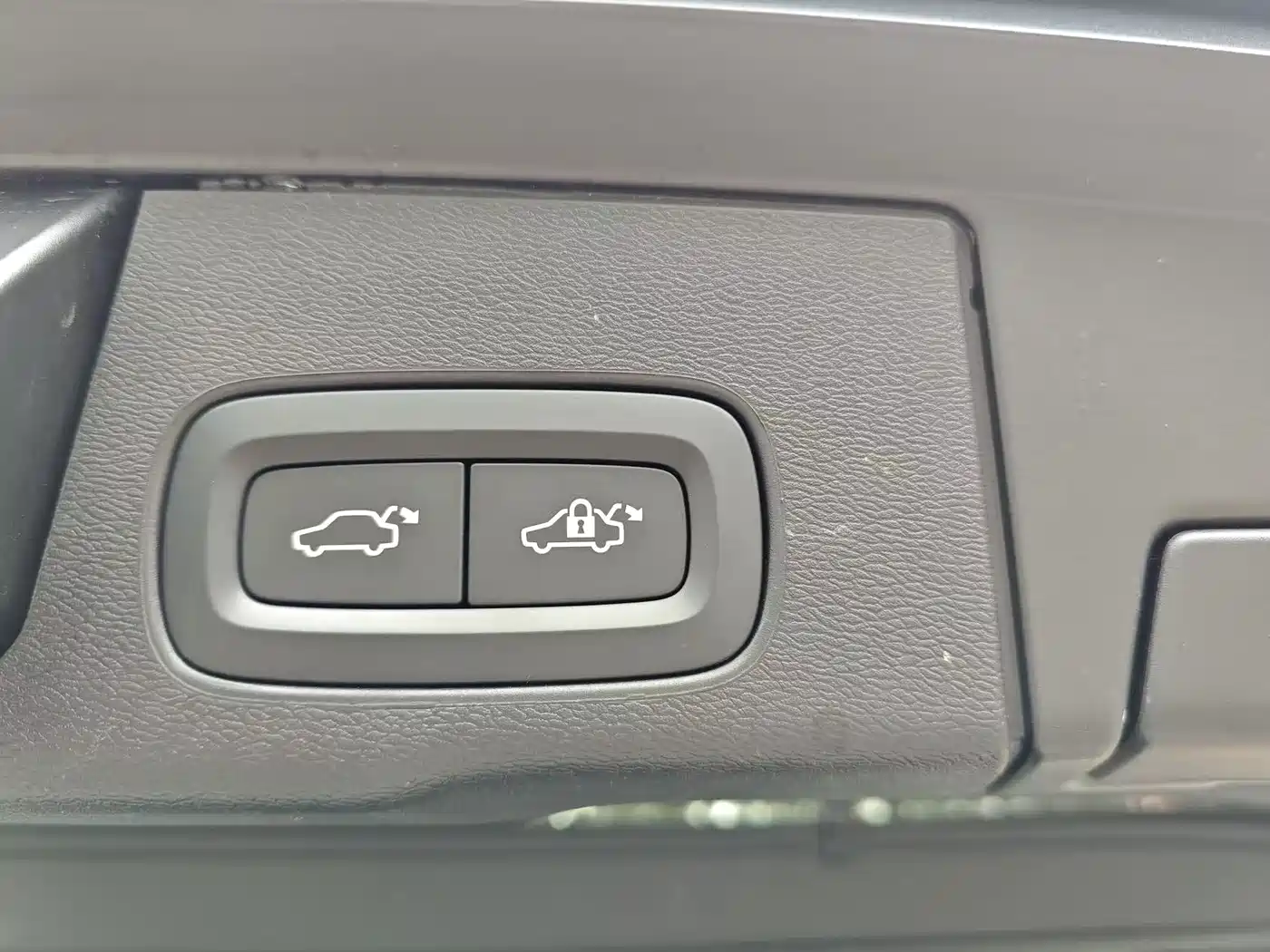 VOLVO XC60 PLUG-IN HYBRID