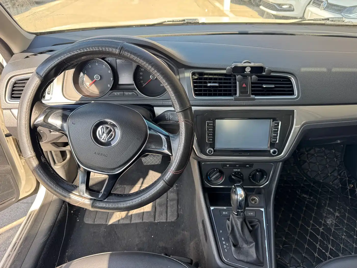 Volkswagen Lavida 2015 1.6L Automatic Comfort Edition фото 5