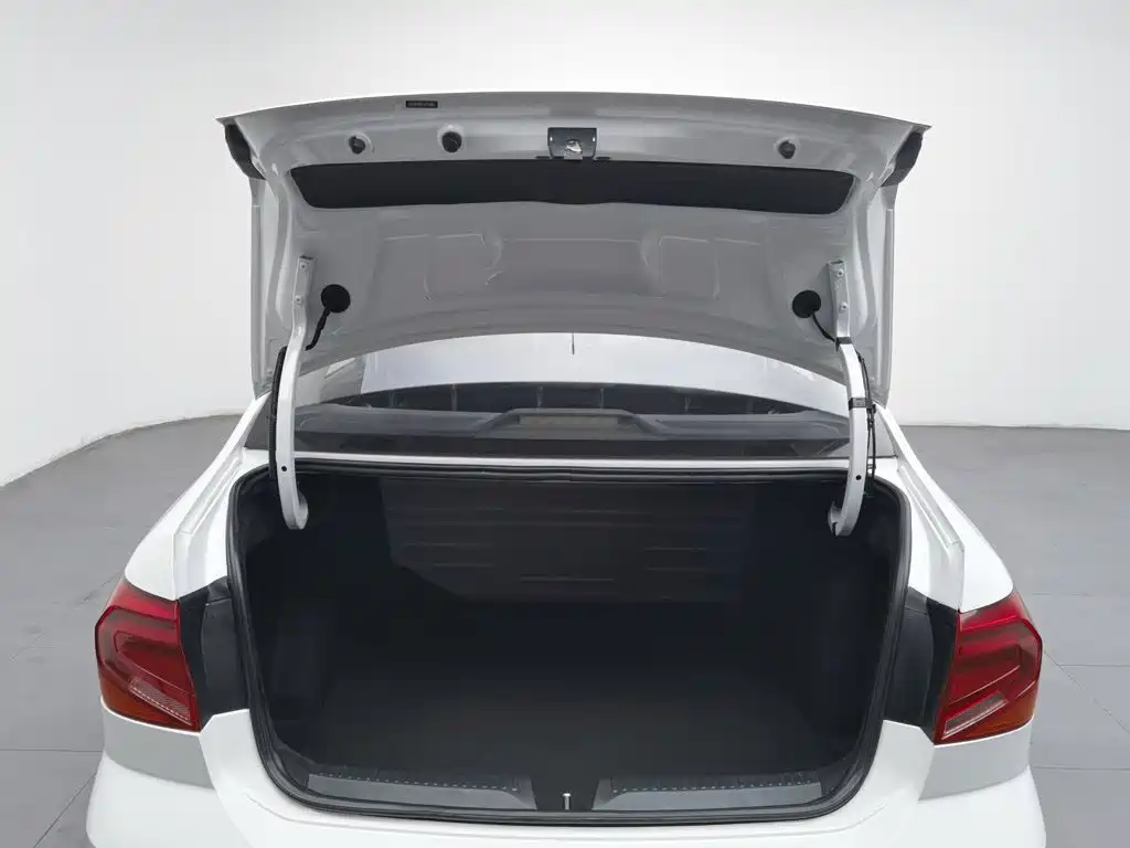 Photo 16 - Volkswagen Jetta