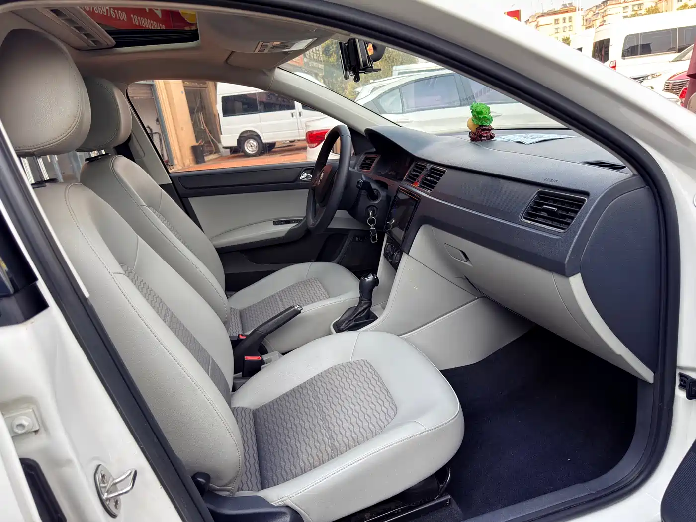 Škoda Rapid 2016 1.6L Automatic Pioneer Edition фото 8