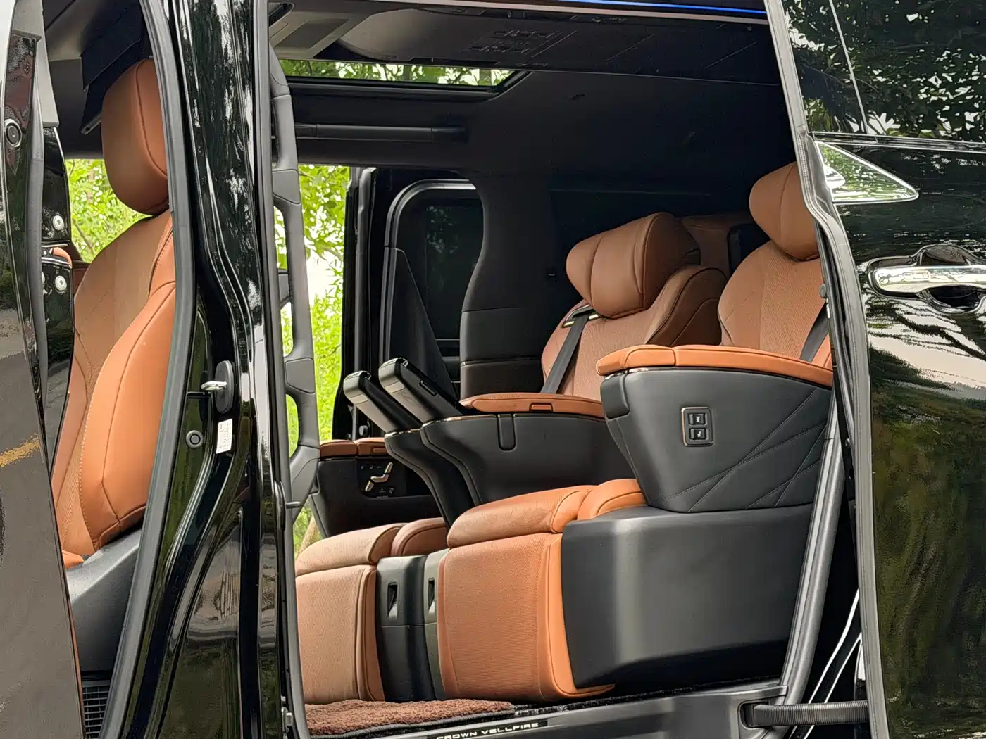 Toyota Vellfire 2024 Crown Hybrid 2.5L Executive Premium Edition фото 11