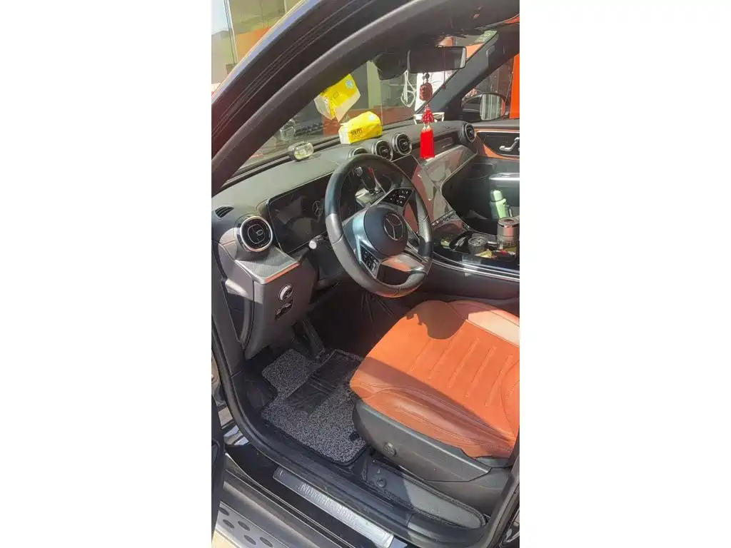 Photo 3 - Mercedes-Benz GLC