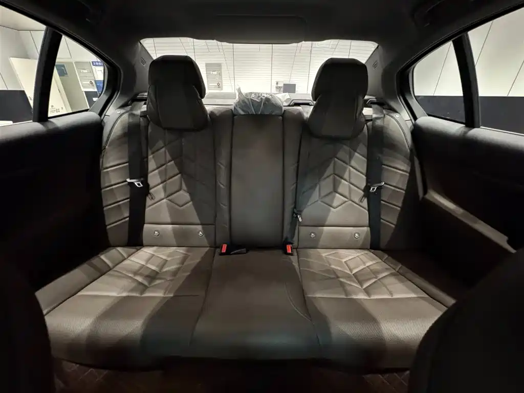 BMW 5 Series 2024 525Li M Sport Package фото 22