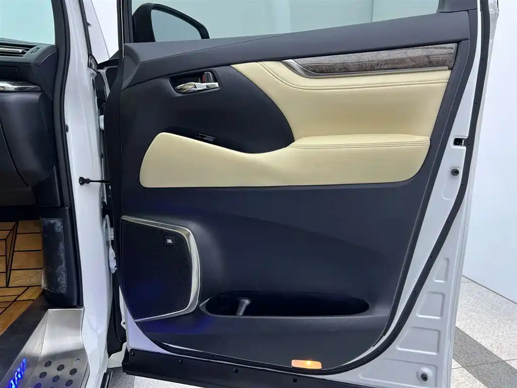 Toyota Alphard 2021 Hybrid 2.5L Premium 32