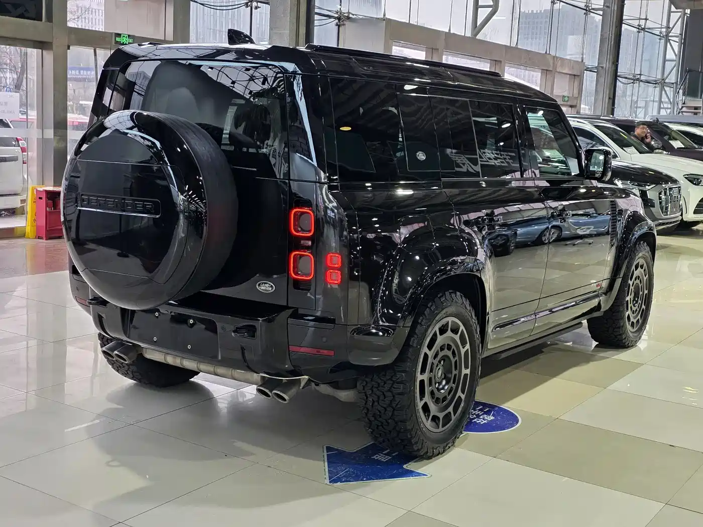 Land Rover Defender 2024 110 5.0T V8 фото 6