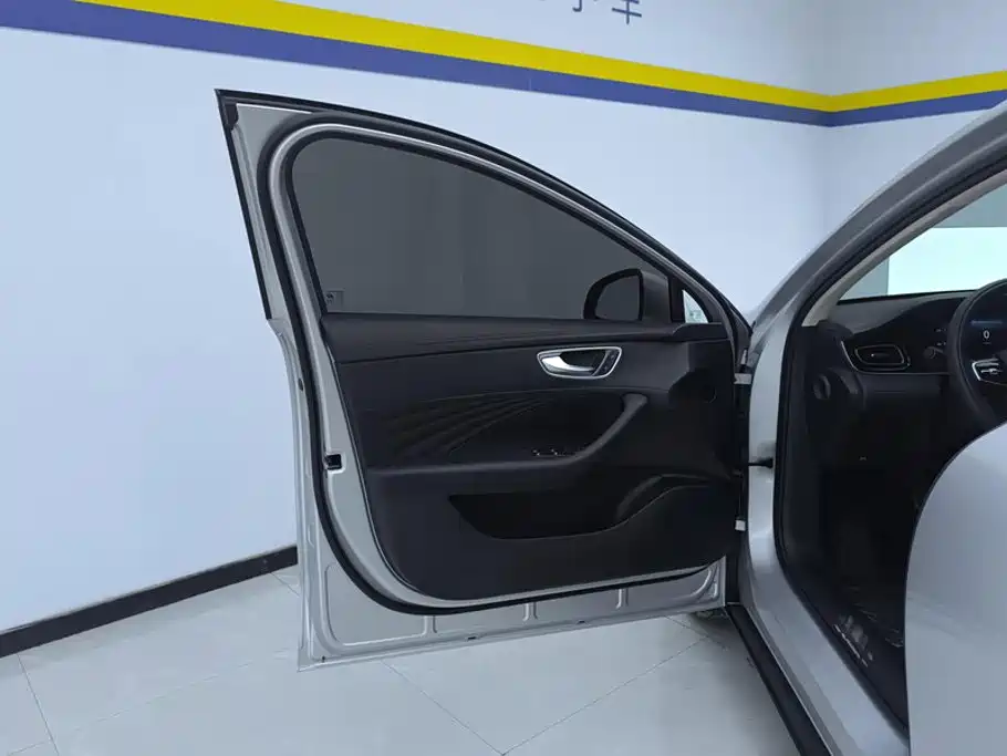 Фото 7 - Roewe D7