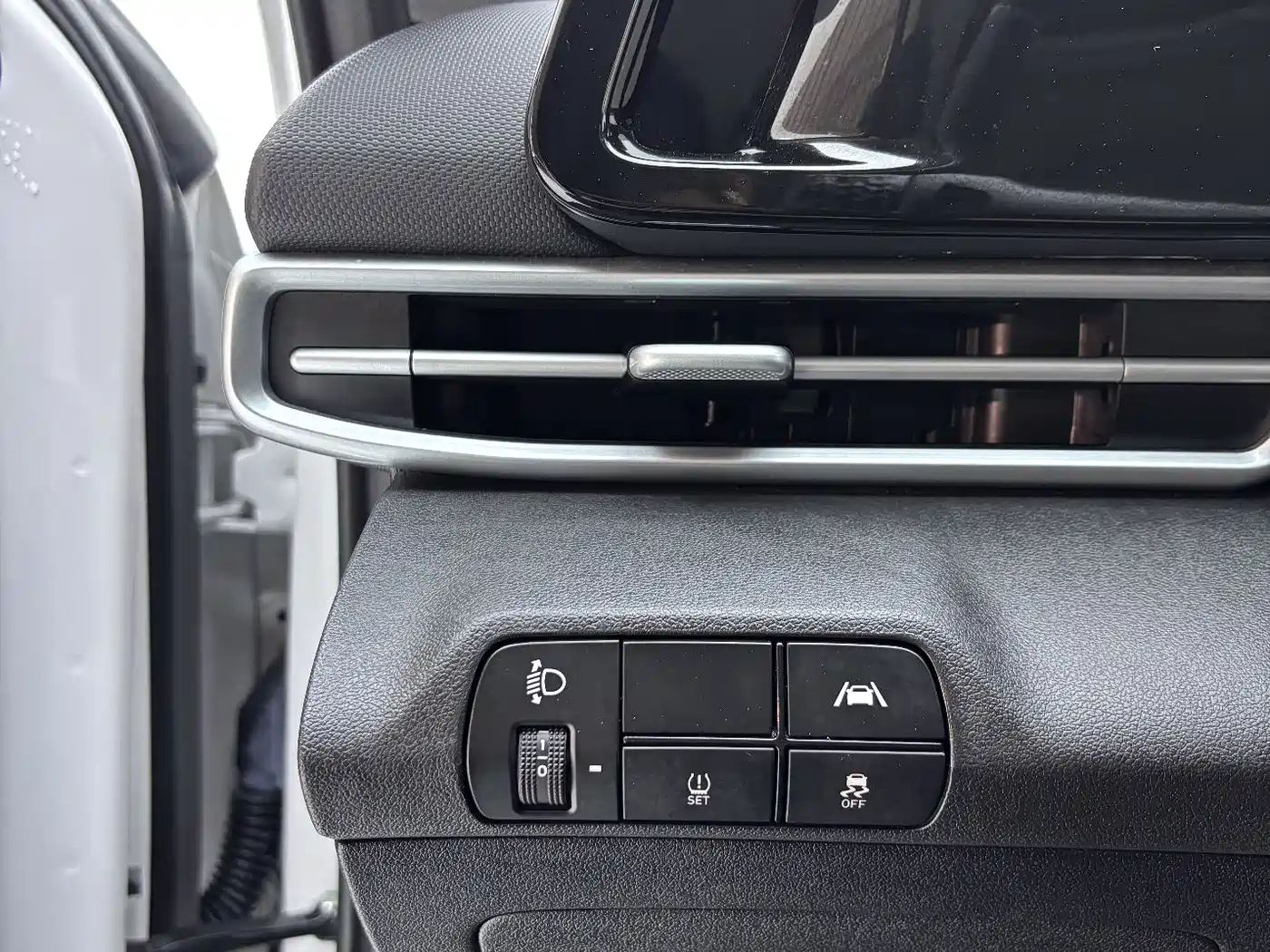 Hyundai Elantra 2022 1.5L CVT LUX Premium Edition фото 9