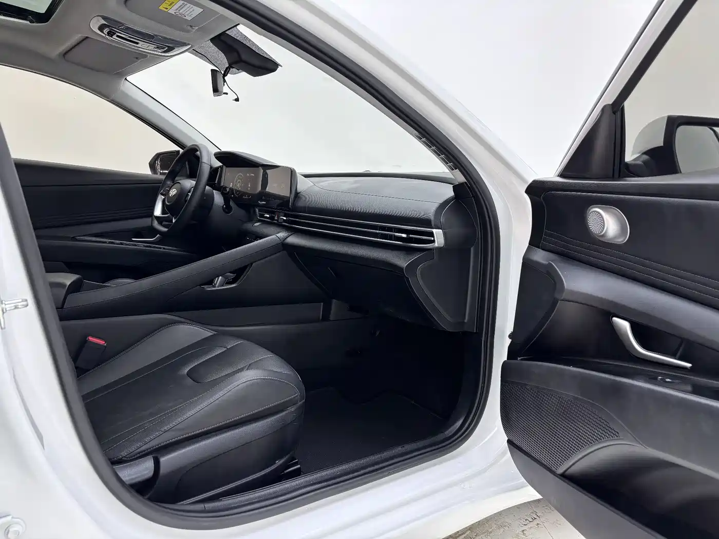 Hyundai Elantra 2022 1.5L CVT LUX Premium Edition фото 30