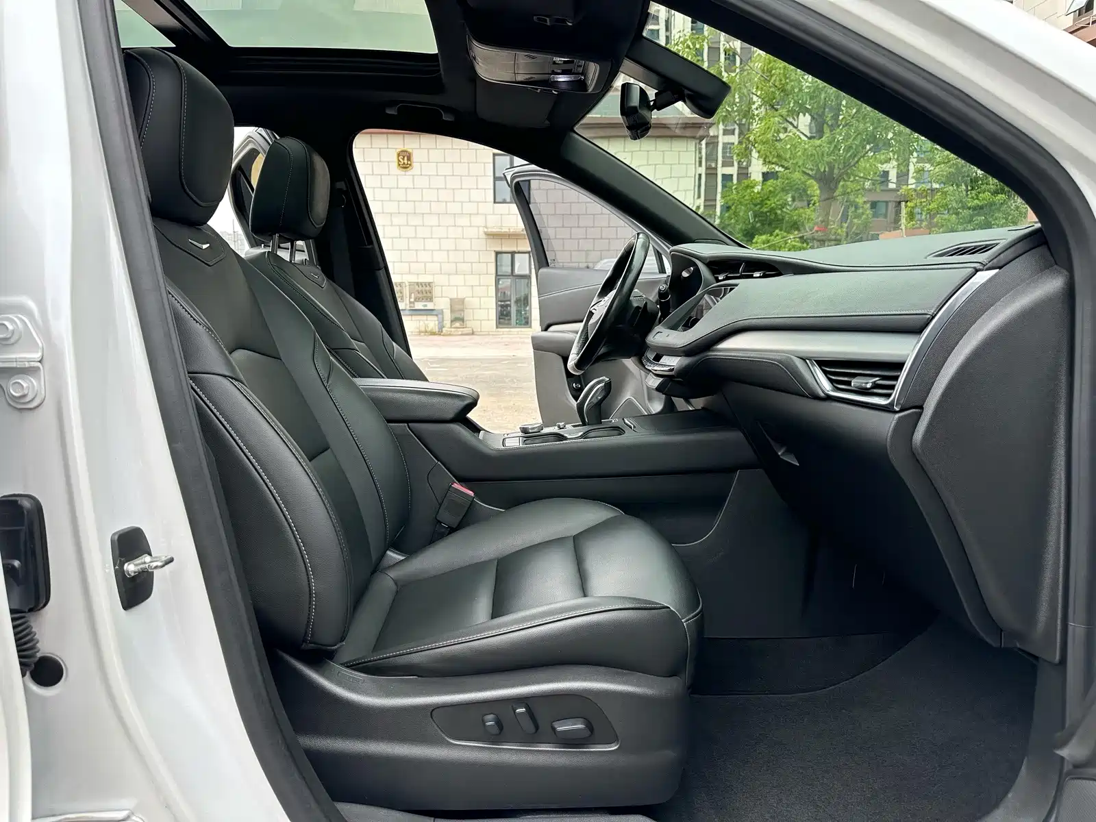 Photo 4 - Cadillac XT4