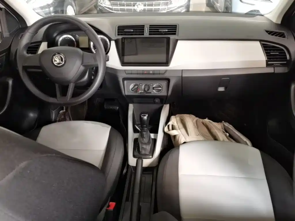 Škoda Fabia 2018 2017 1.4L Auto Car Enjoy Edition