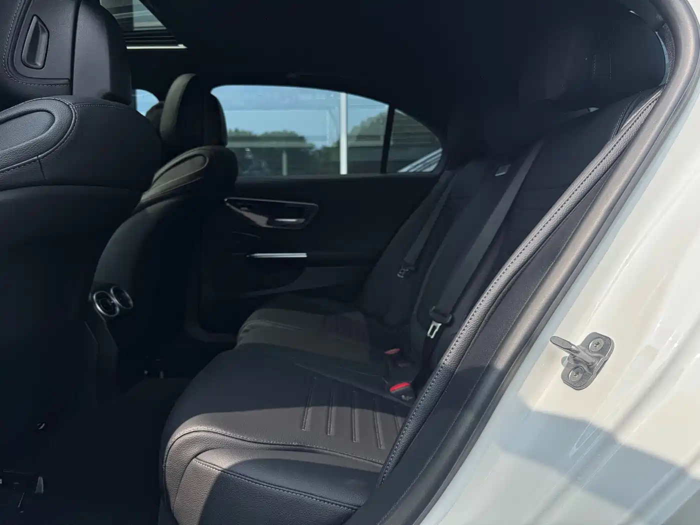 Photo 16 - Mercedes-Benz C-Class