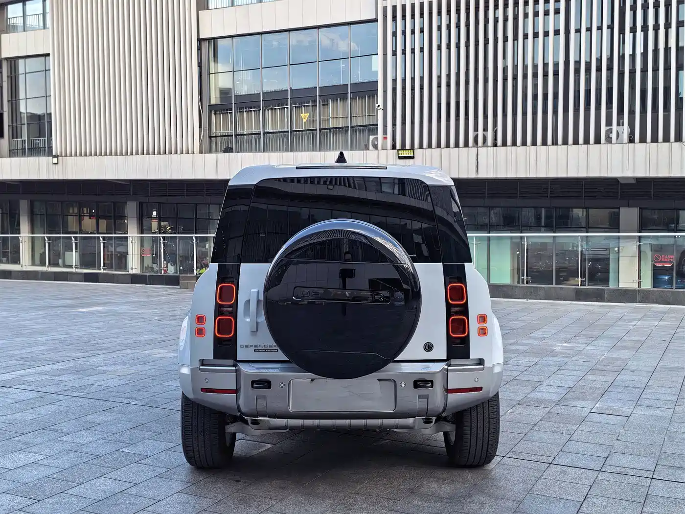 Photo 16 - Land Rover Defender