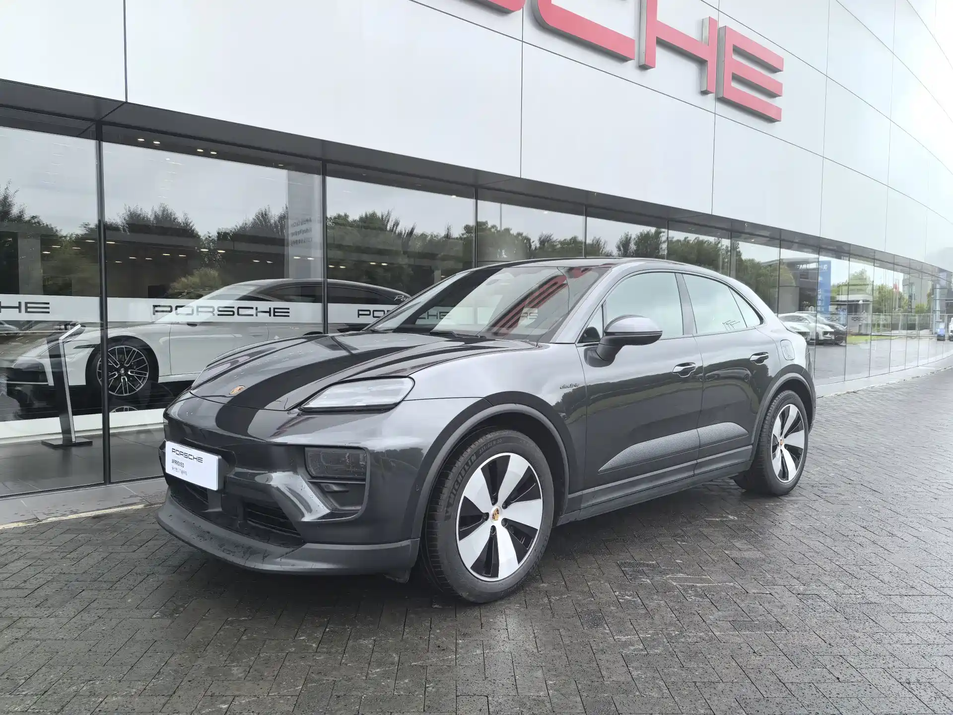 Фото 1 - Porsche Macan EV