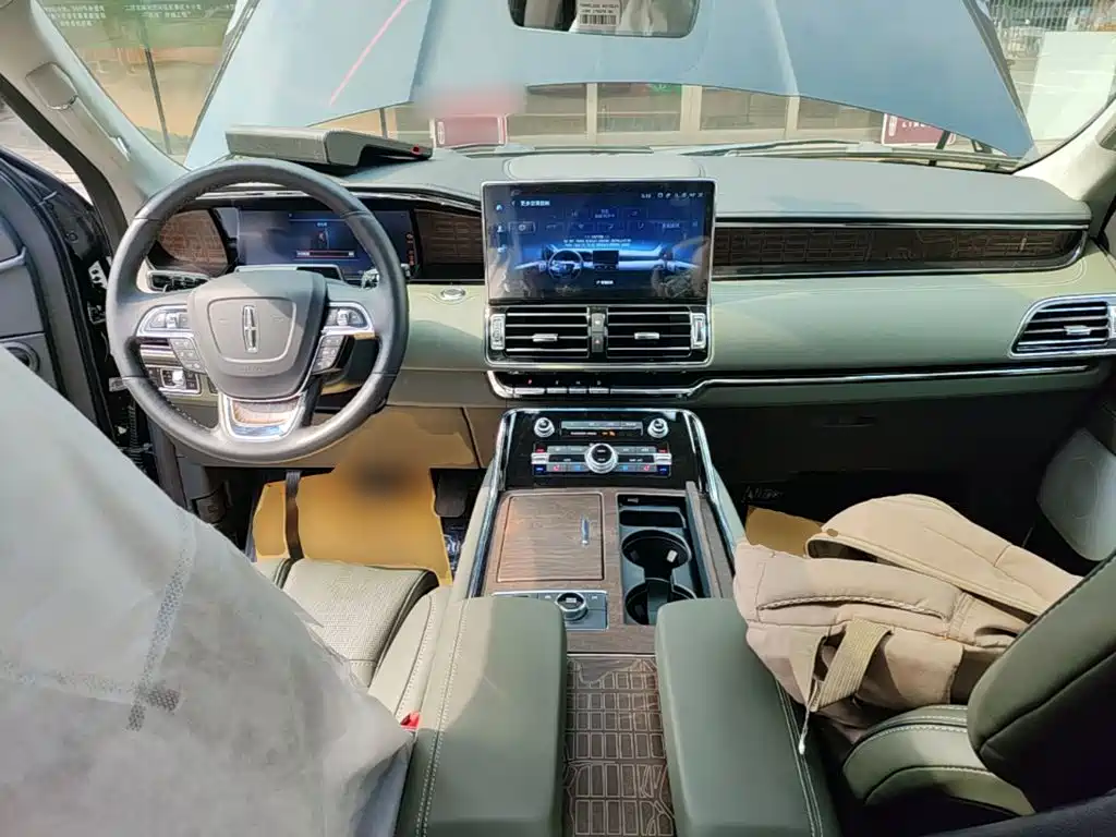 Фото 10 - Lincoln Navigator