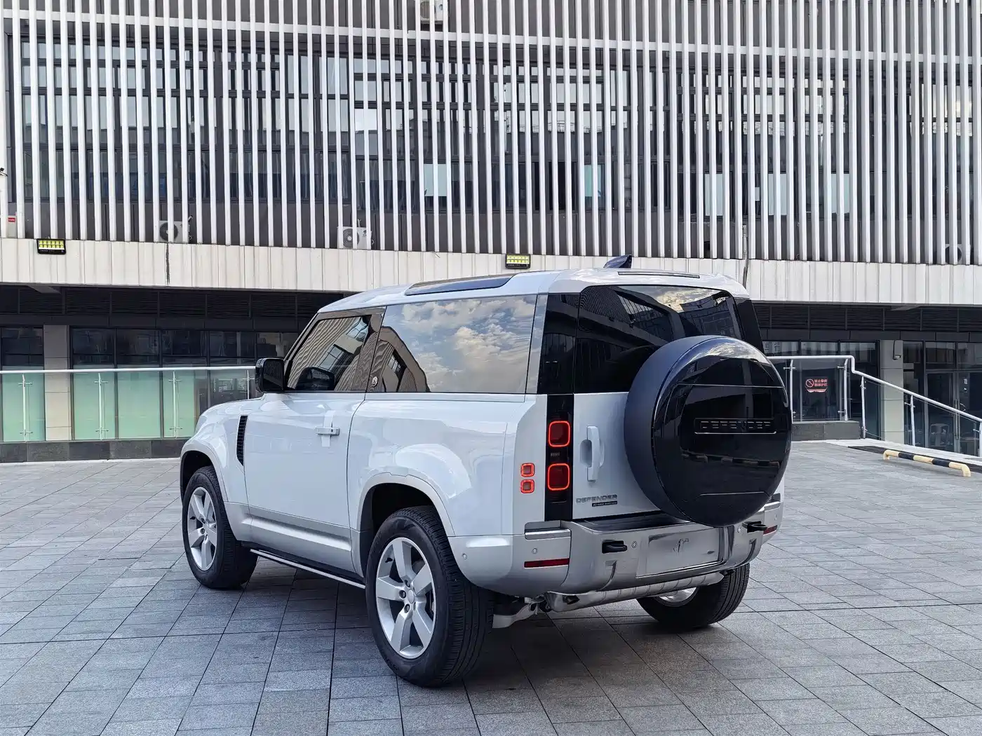 Photo 15 - Land Rover Defender