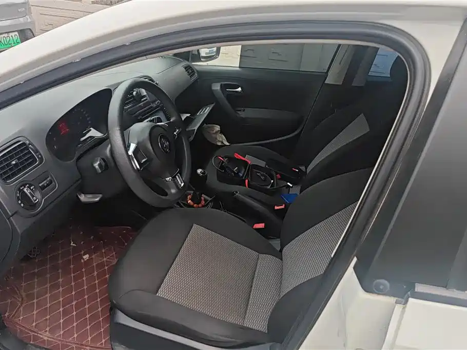 Volkswagen Polo 2013 1.4L Manual Trend Edition фото 9