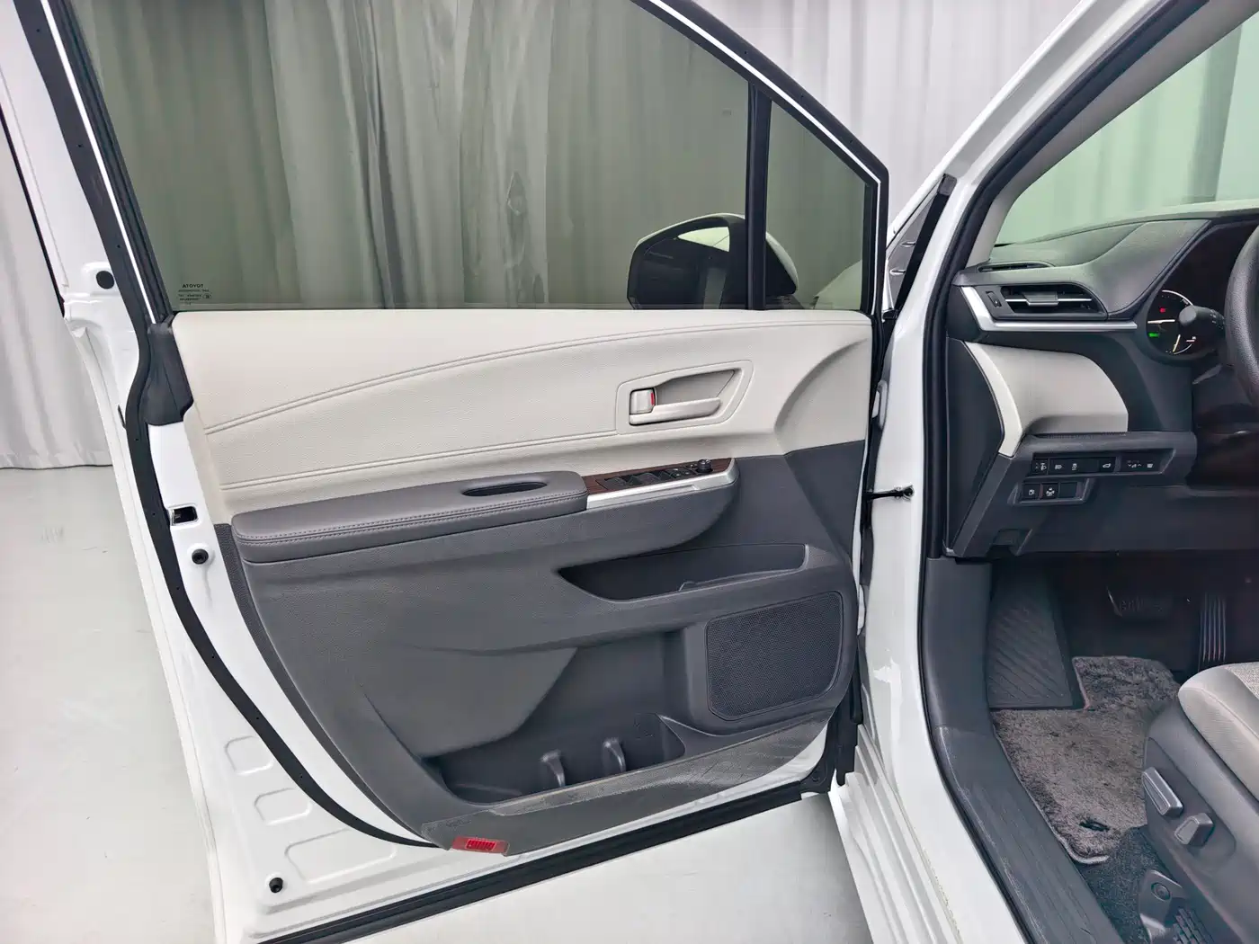 Toyota Sienna 2023 2.5L Hybrid Comfort Edition фото 7
