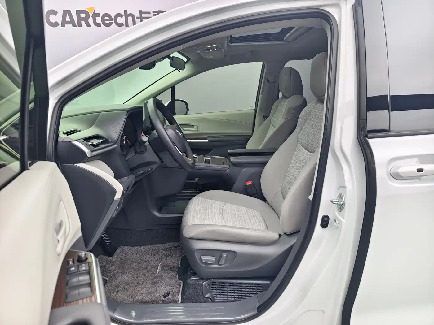 Toyota Sienna 2023 2.5L Hybrid Comfort Edition фото 8
