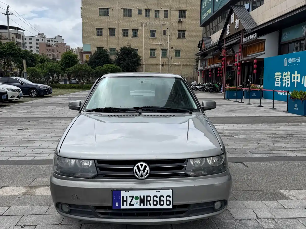 Volkswagen Jetta 2010 1.6L Avant-garde фото 2
