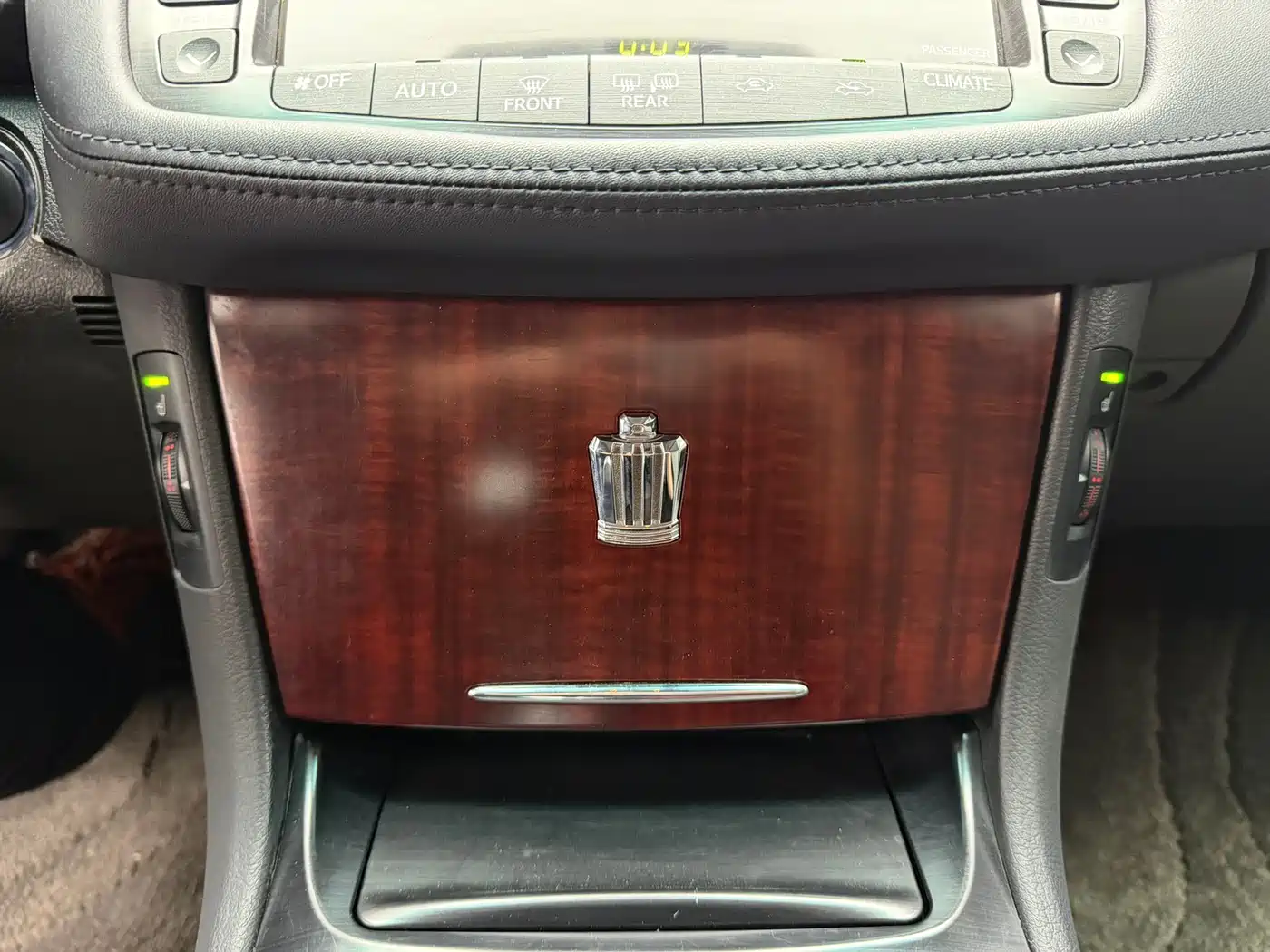 Toyota Crown 2010 3.0L Royal Saloon фото 28