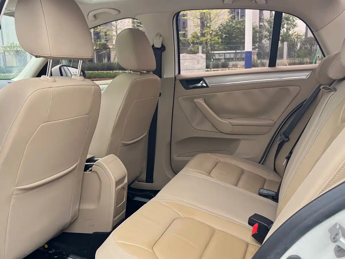 Volkswagen Bora 2014 1.6L Automatic Fashion Edition фото 9