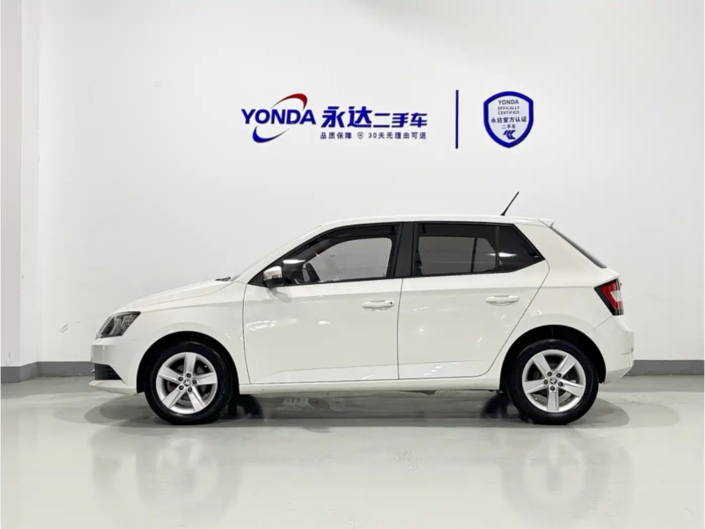 Škoda Fabia 2017 1.4L Auto Car Enjoy Edition фото 2