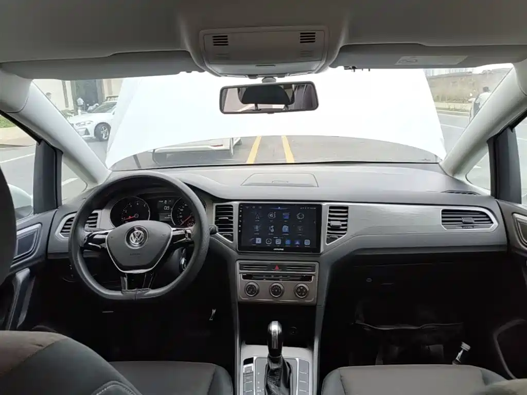 Volkswagen Golf Sportsvan 2018 1.6L Automatic Comfort фото 10