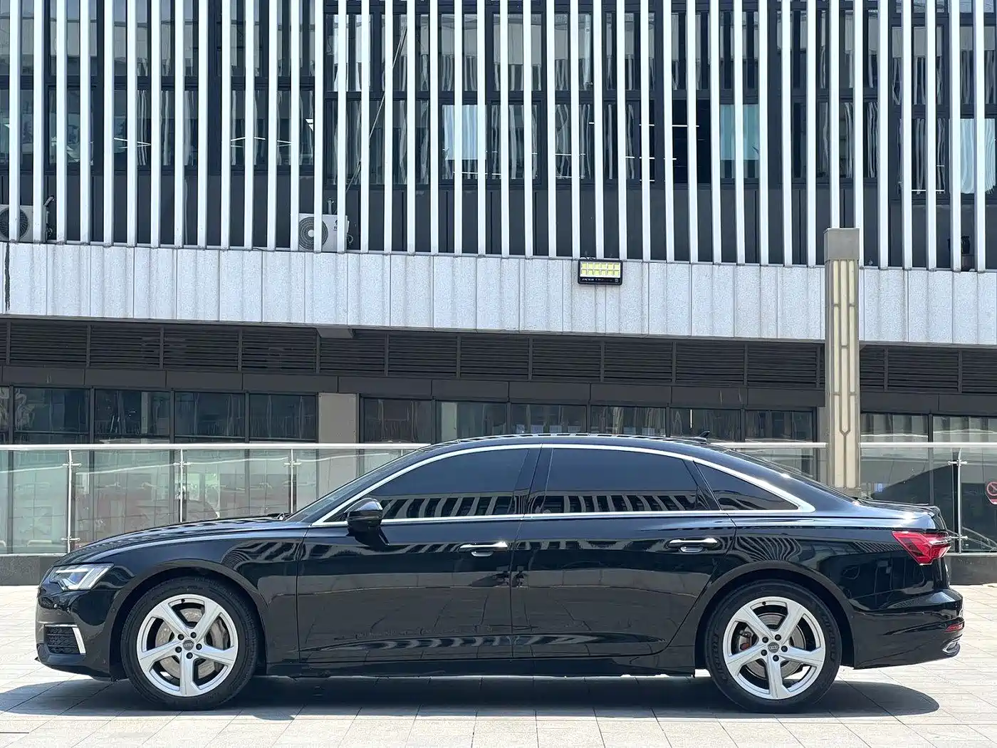 Фото 9 - Audi A6L