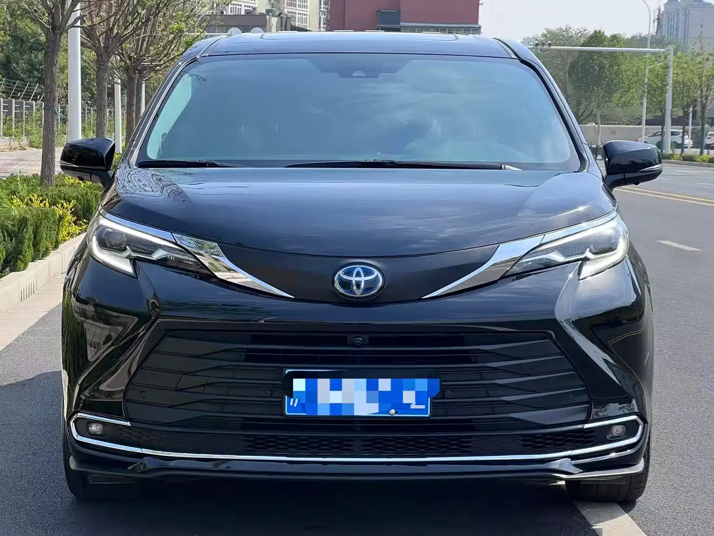 Toyota Sienna 2023 2.5L Hybrid Premium Edition фото 7