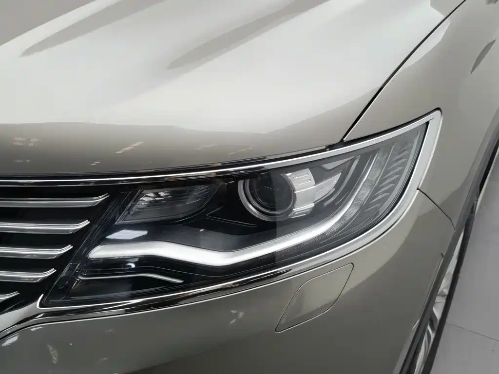 Photo 7 - Lincoln MKX