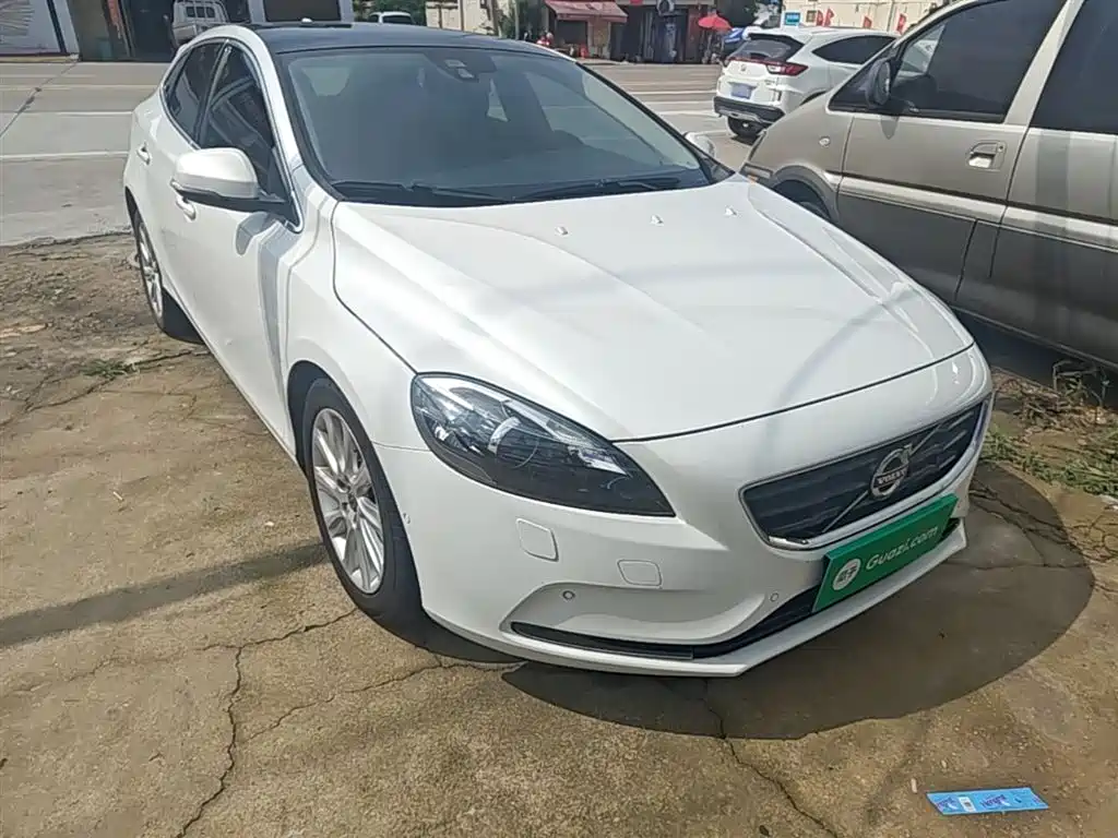 Фото 4 - Volvo V40