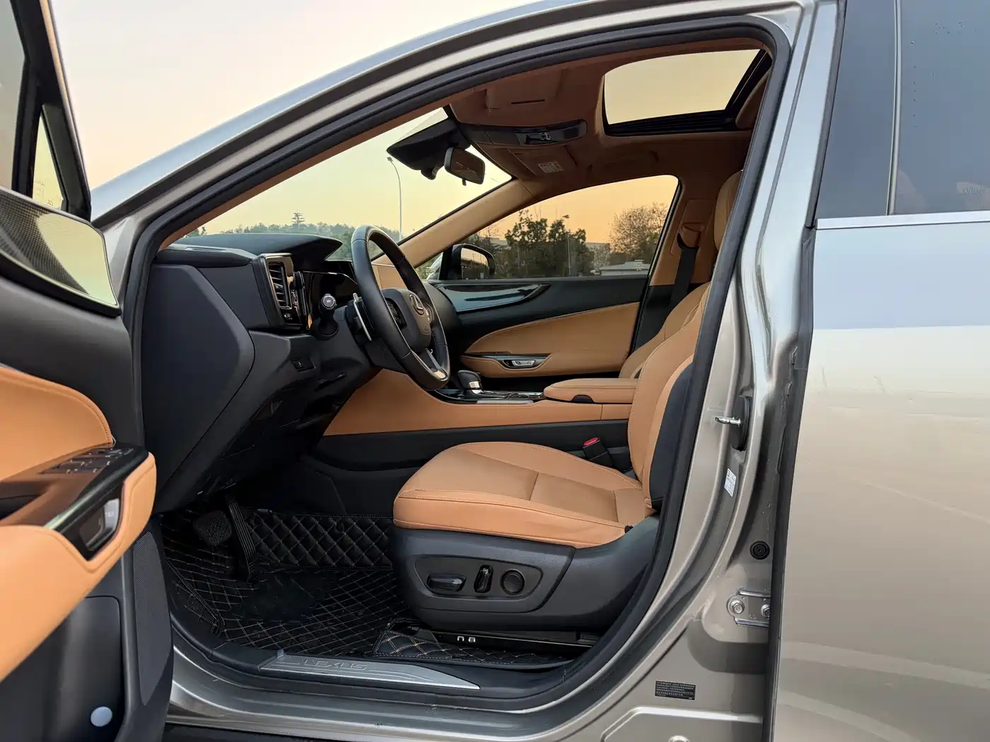 Lexus NX 2022 260 FWD Joy Creation Edition фото 5
