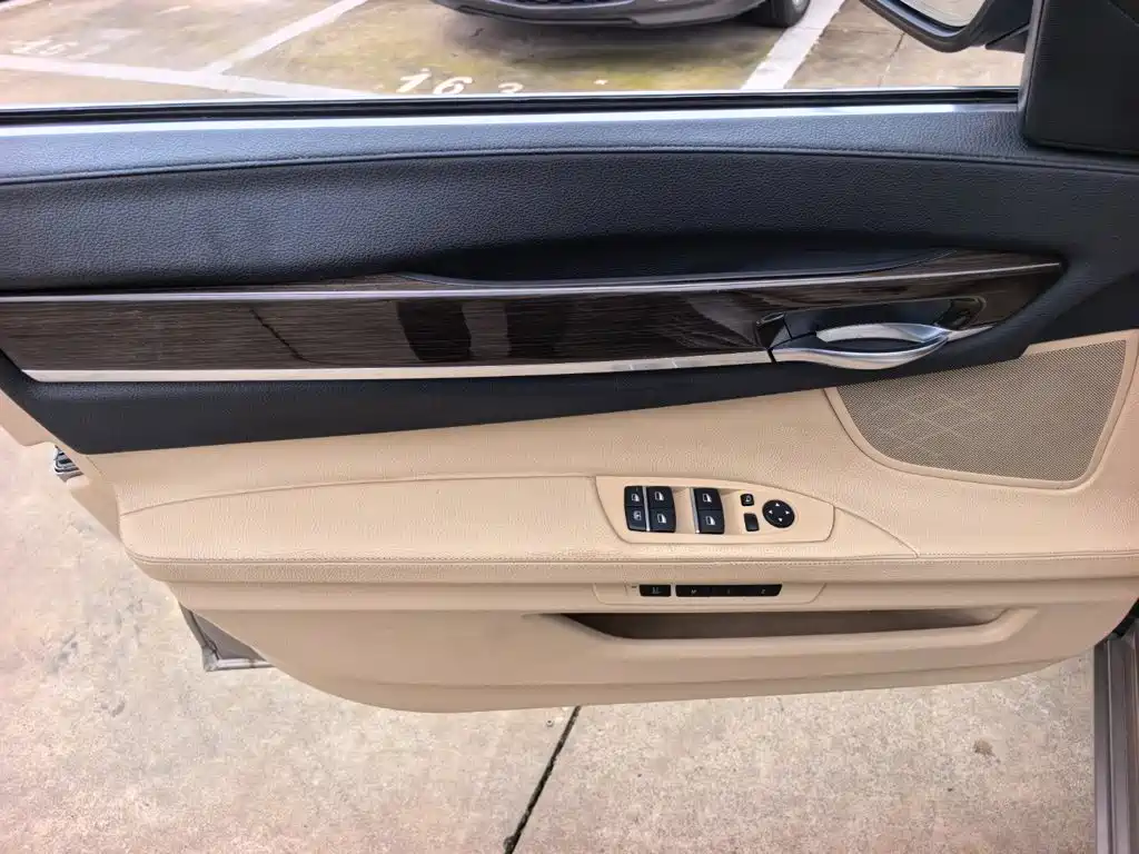 Фото 10 - BMW 7 Series
