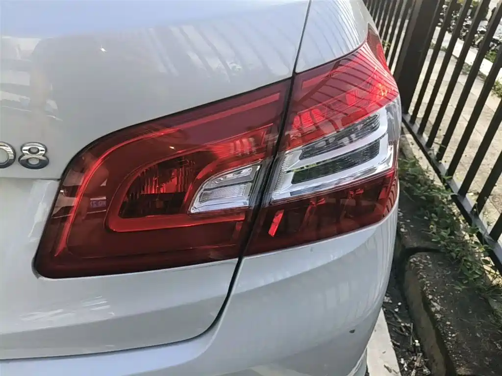 Peugeot 408 2016 1.6T Automatic Luxury Edition фото 8