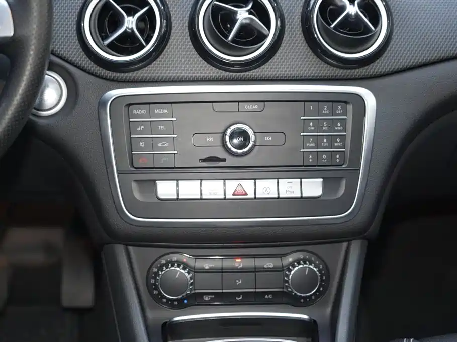 Mercedes-Benz GLA 2018 GLA 200 Dynamic фото 12