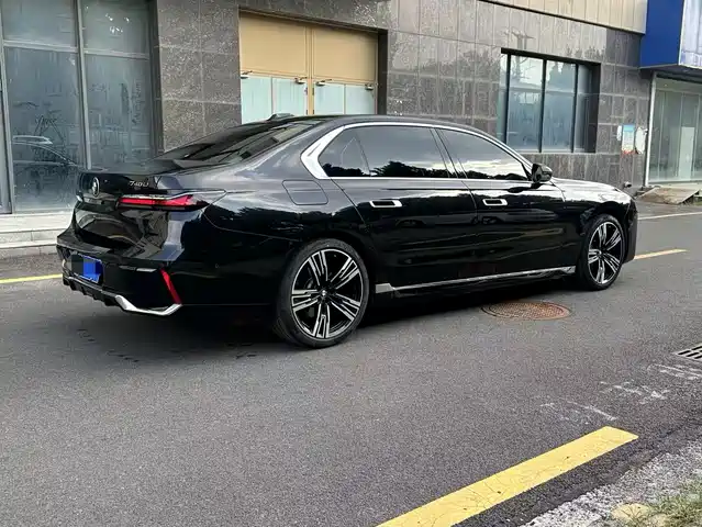 BMW 7 Series 2023 Model 740Li Leading M Sport Package — фото 4
