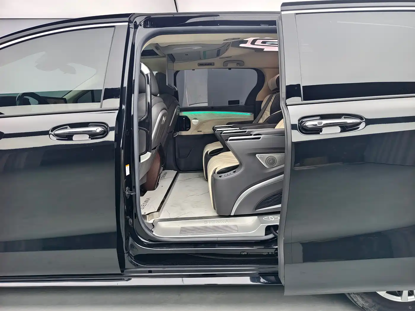 Toyota Sienna 2023 2.5L Hybrid Comfort Edition фото 14