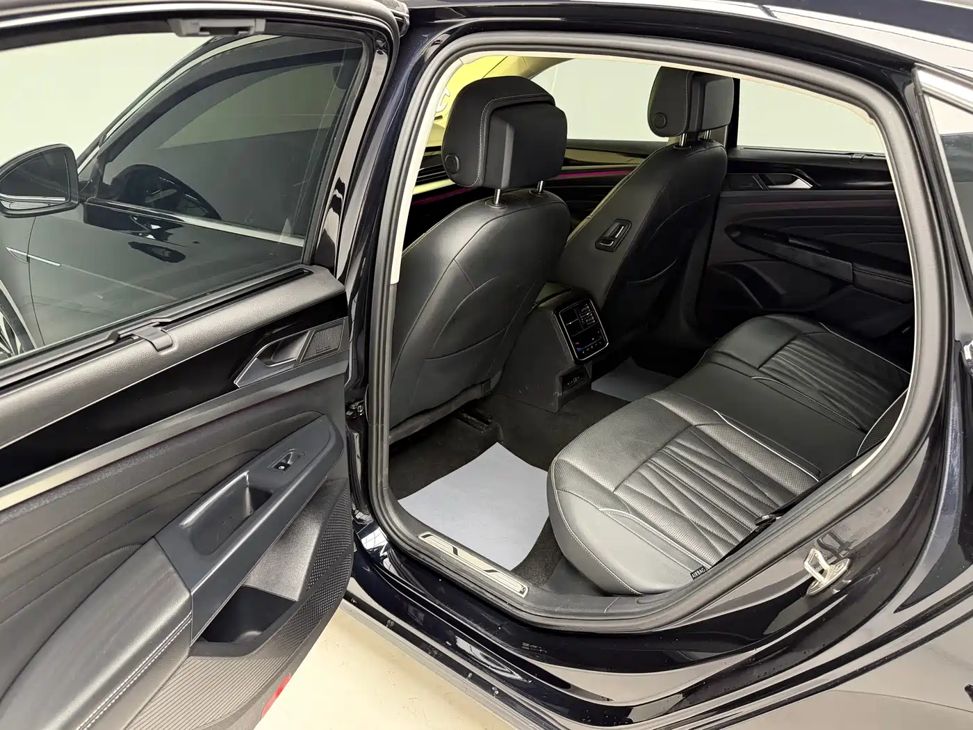 Volkswagen Passat 2022 380TSI Flagship Edition фото 12